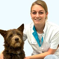 Sofie, dierenarts, met een hond op schoot